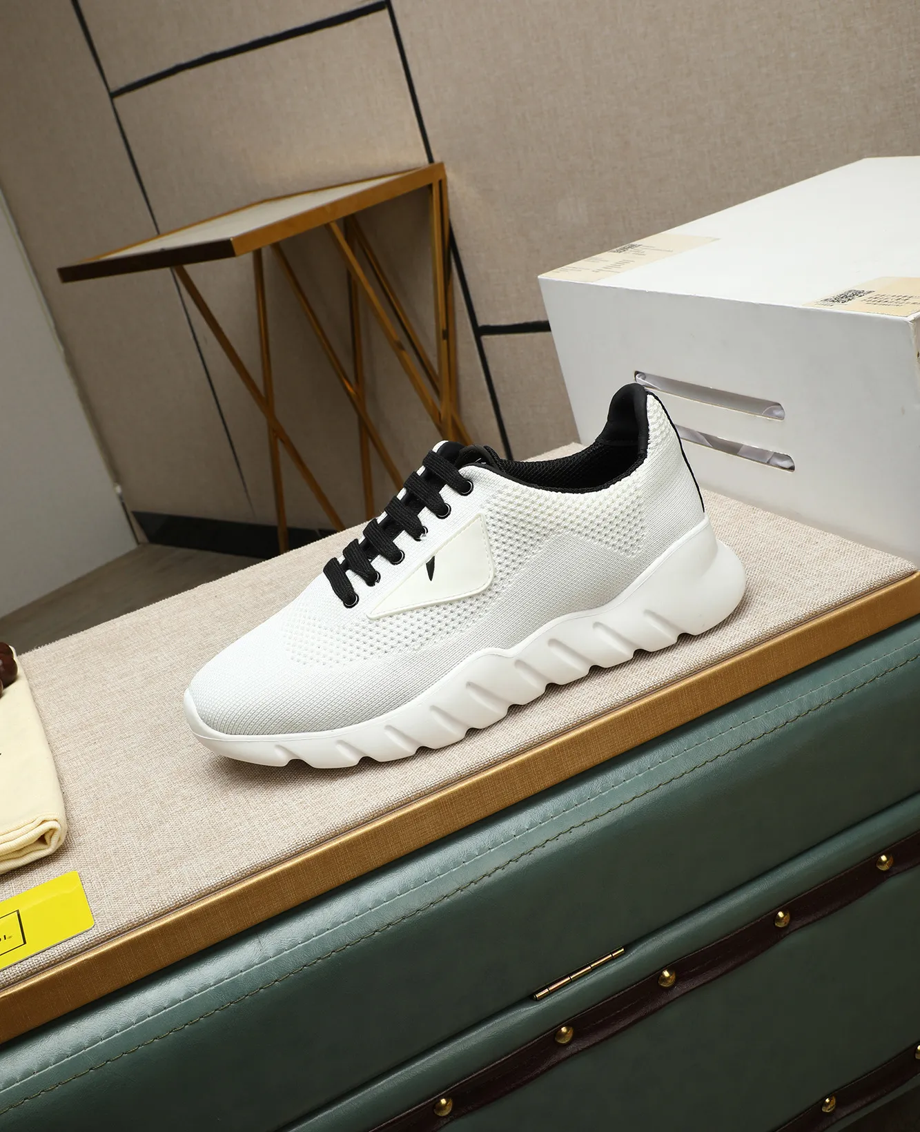 Men's Men's Shoes 💰680 Fendi Fendi's latest Tag series of men's casual mesh sports running shoes, originally purchased and developed, this Tag sports shoe is a one-leg sneaker, made of black high-tech mesh material with gray neoprene details. Oversized FENDI lettering on the side and translucent rubber details. Light and flexible rubber running shoe soles, beautifully packaged at the delivery counter, customized breathable lining, original molded foam rubber outsole, sole thickness: 3.5CM! Size: 39-44 (customized at 38.45.46)